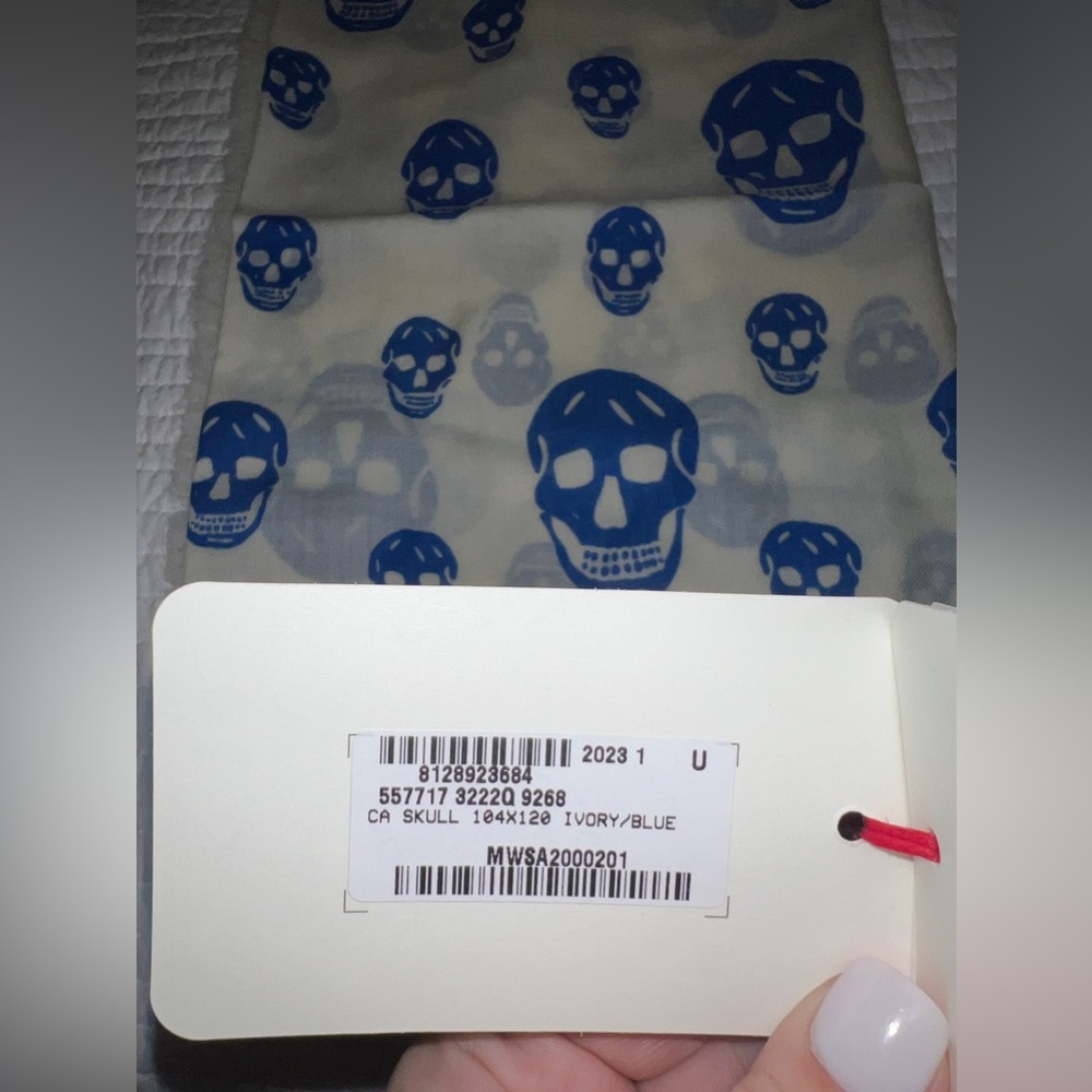 $395 Alexander McQueen 100% Wool Skull Print Scarf with tags - Ivory and Blue - Picture 7 of 7